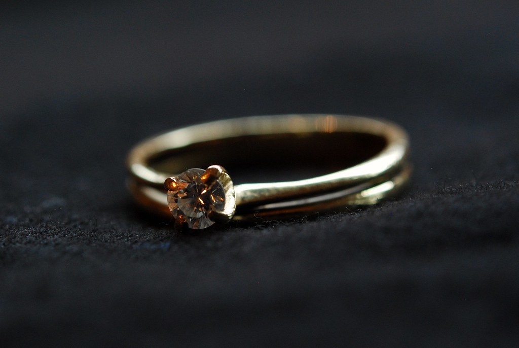 Bagues et bijoux de luxe poses cote a cote pour un anniversaire de mariage