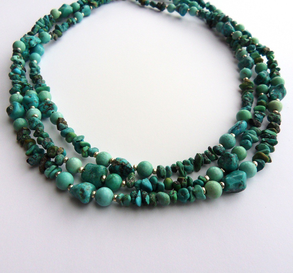 Pendentifs artisanaux en or et pierres semi-precieuses pour un look boheme chic