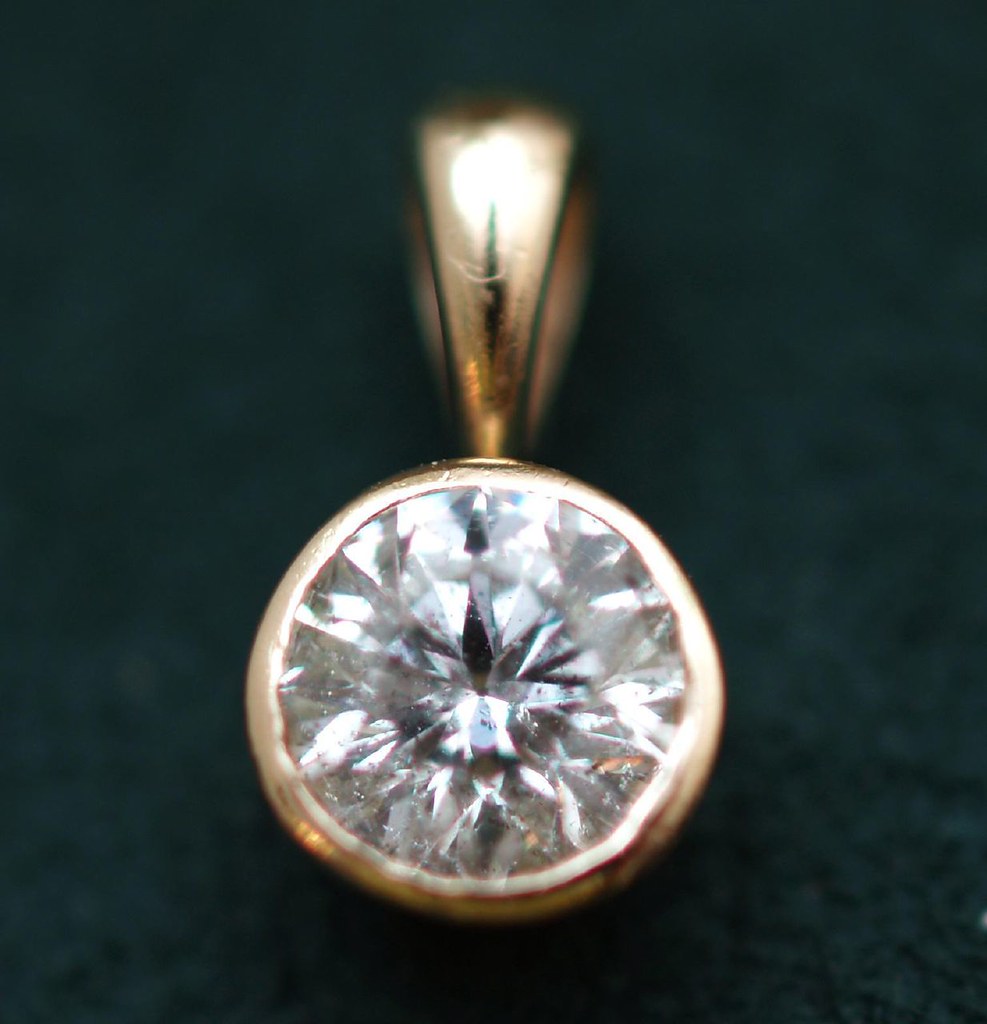 Bijou de luxe avec diamant pret a etre vendu en ligne
